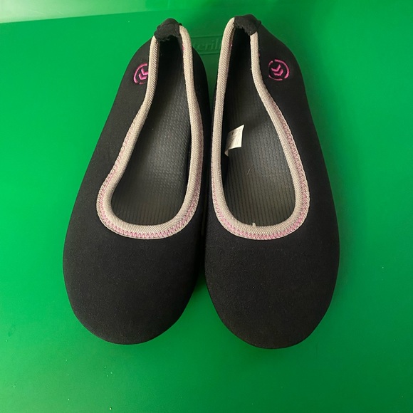 Black womans NWOT Isotoner slippers - Picture 3 of 5